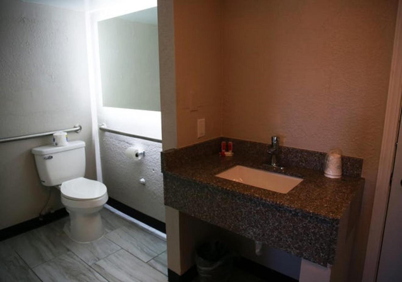Days Inn And Suites By Wyndham Port Huron Bagian luar foto