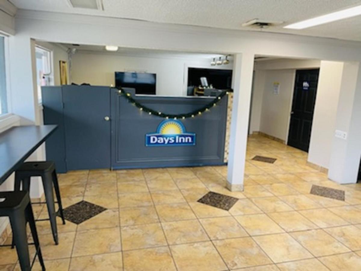 Days Inn And Suites By Wyndham Port Huron Bagian luar foto