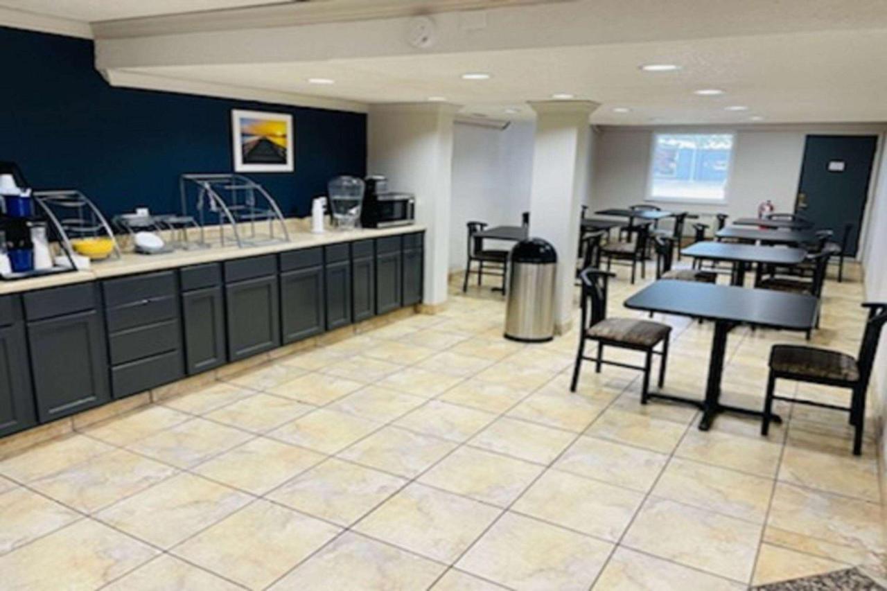 Days Inn And Suites By Wyndham Port Huron Bagian luar foto