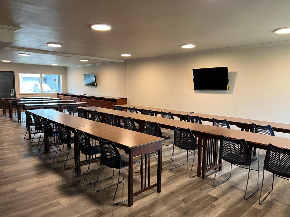 Days Inn And Suites By Wyndham Port Huron Bagian luar foto