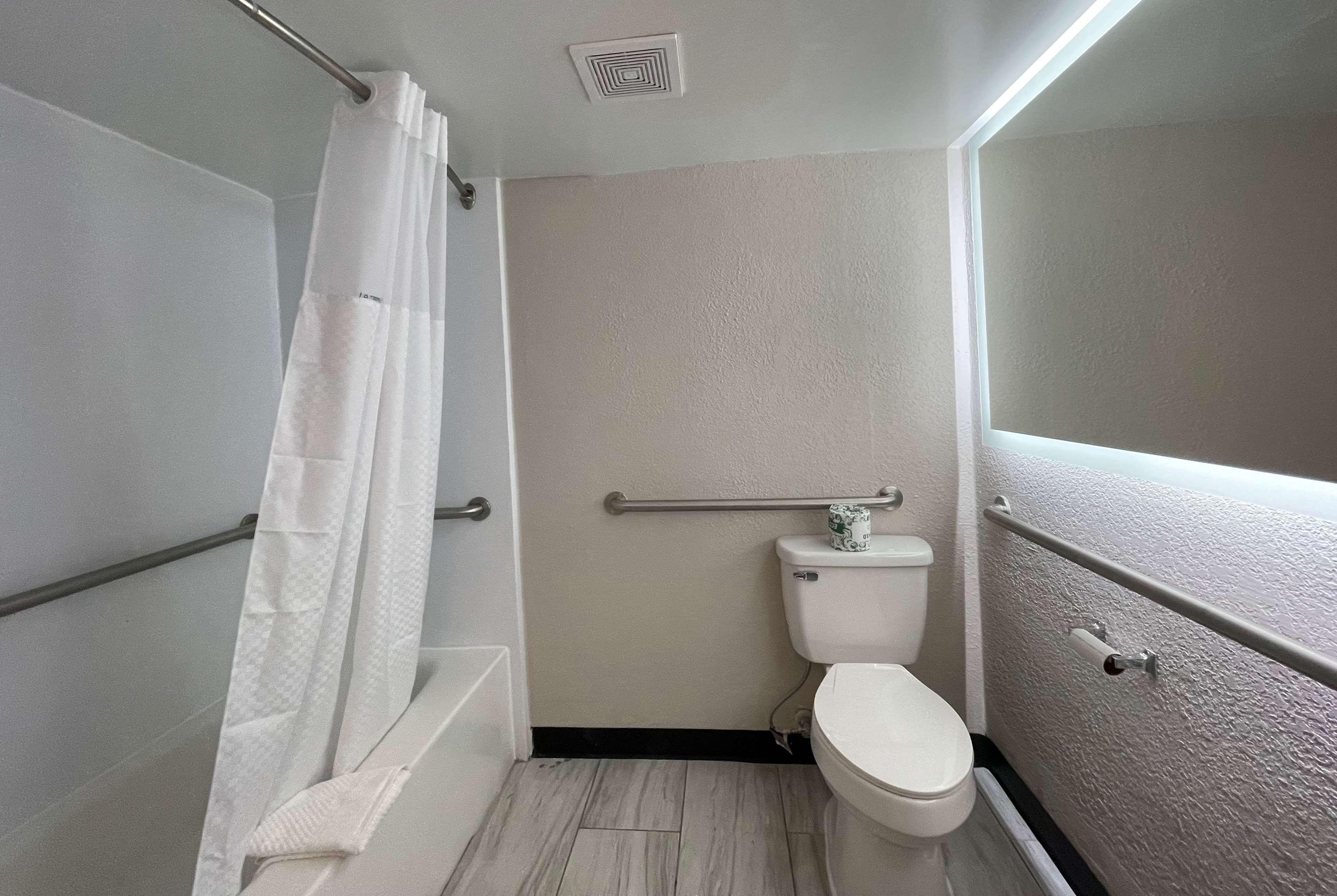 Days Inn And Suites By Wyndham Port Huron Bagian luar foto