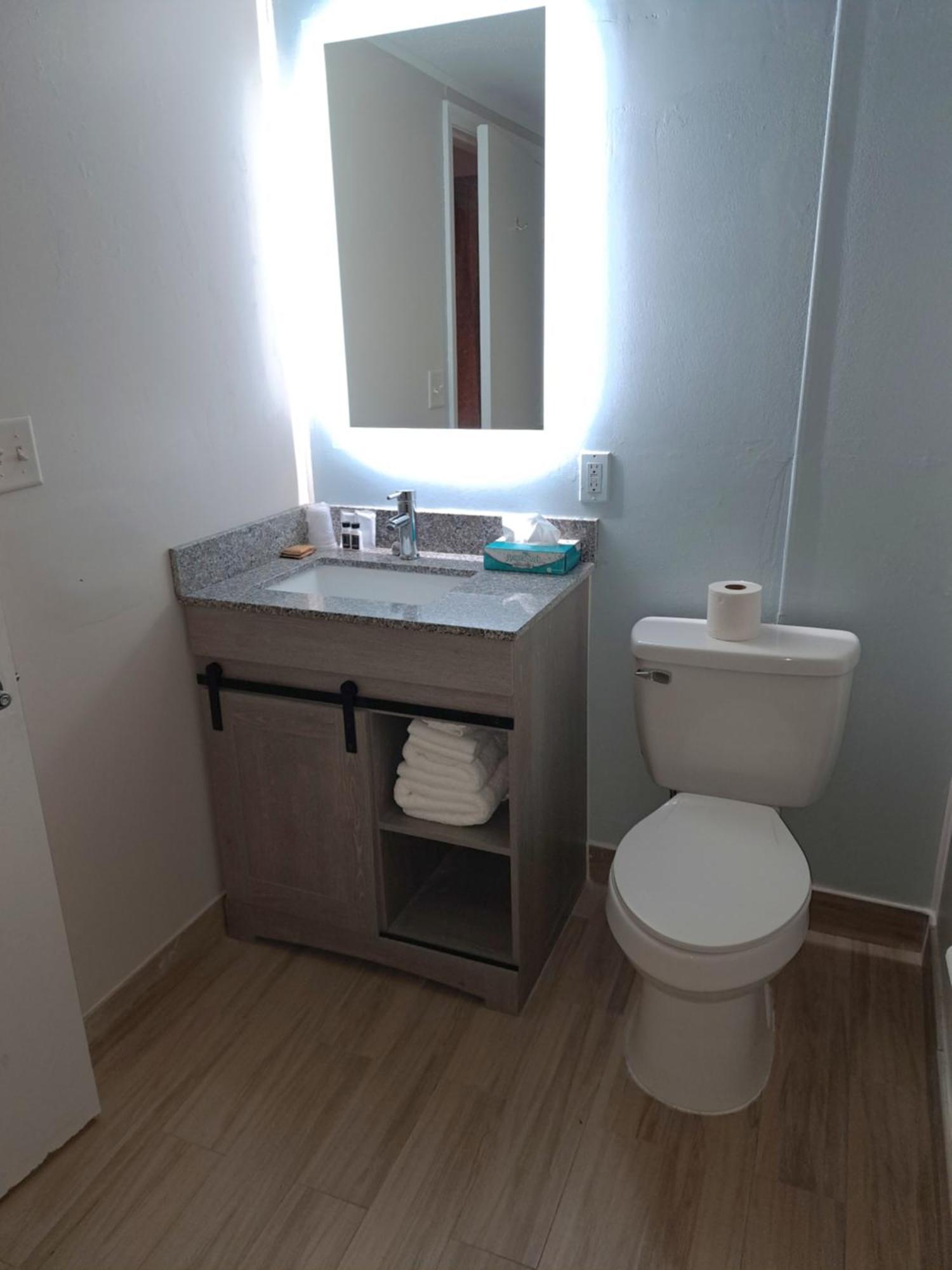 Days Inn And Suites By Wyndham Port Huron Bagian luar foto