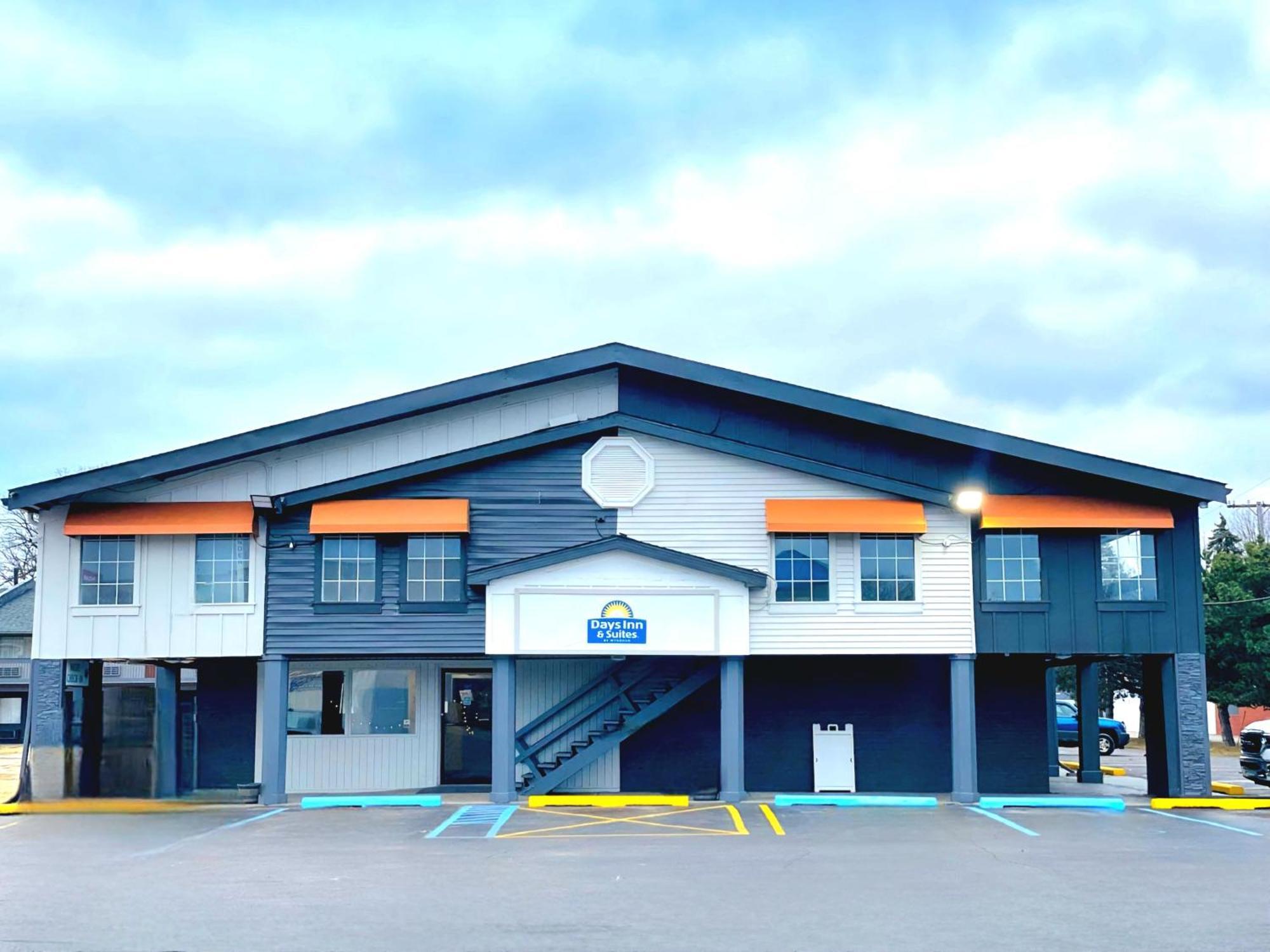 Days Inn And Suites By Wyndham Port Huron Bagian luar foto