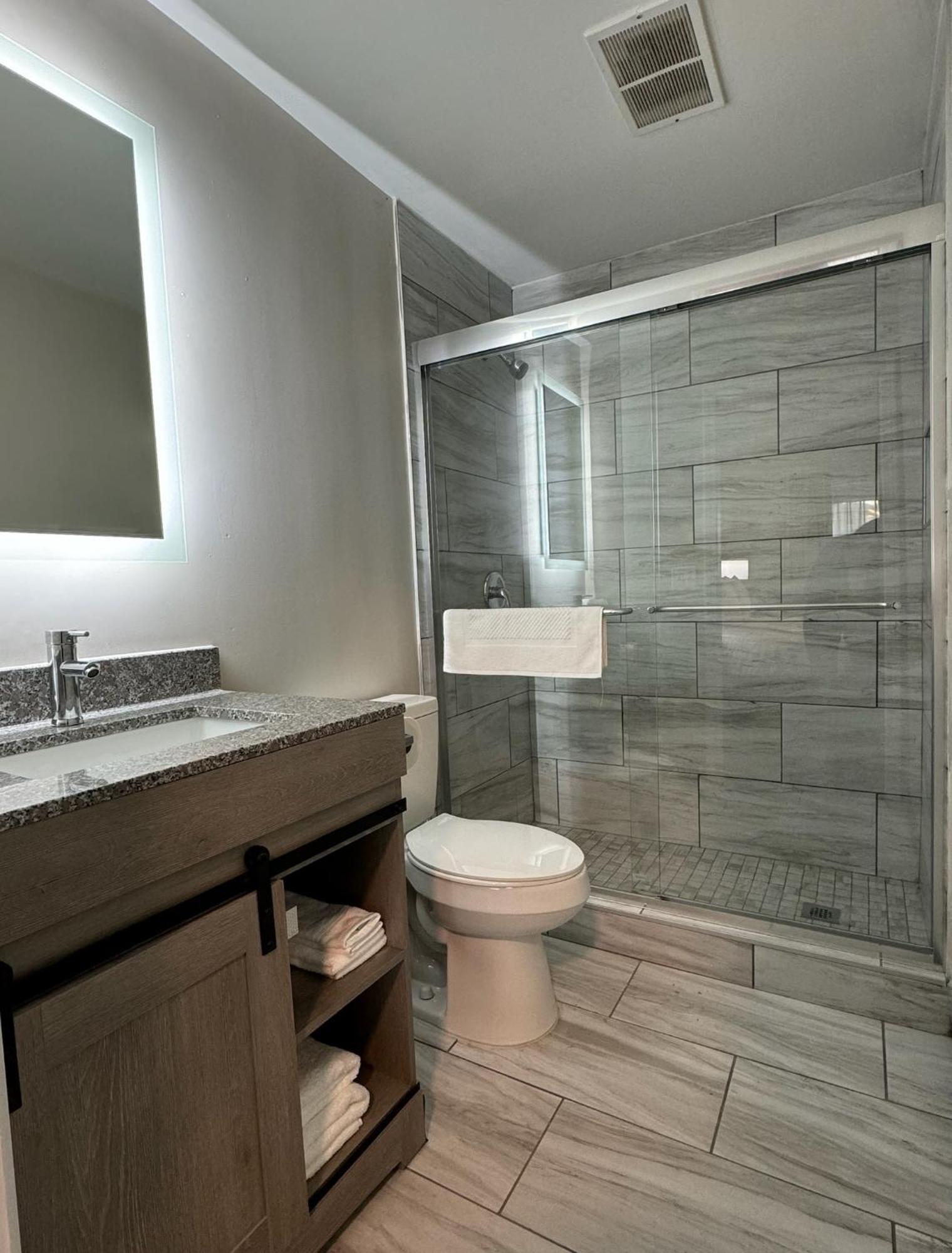 Days Inn And Suites By Wyndham Port Huron Bagian luar foto