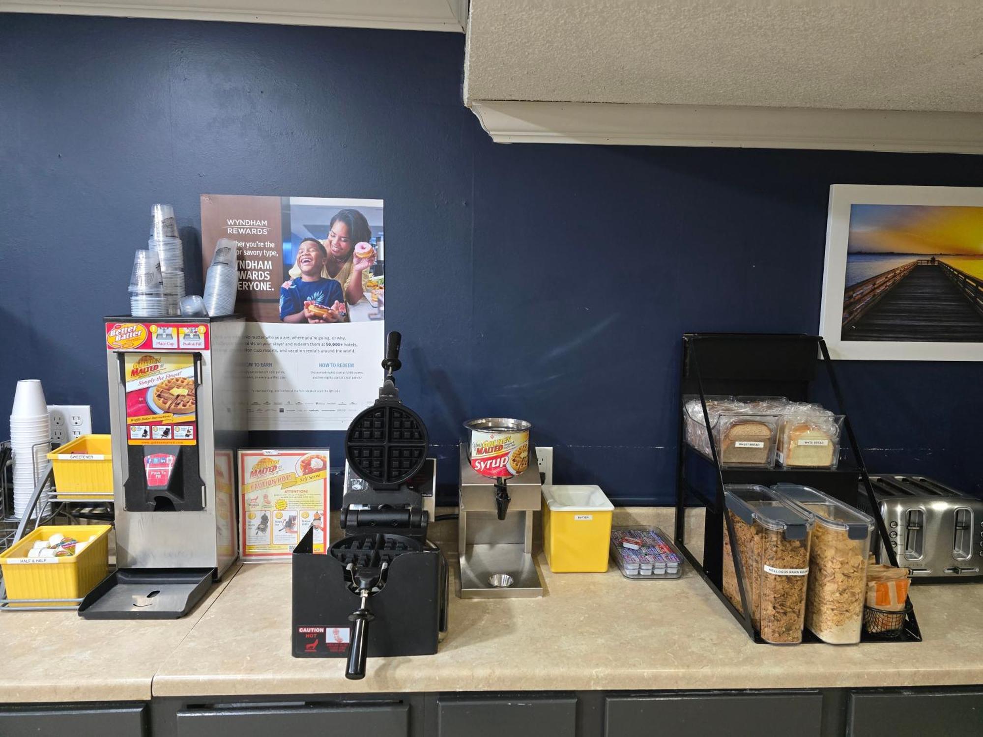 Days Inn And Suites By Wyndham Port Huron Bagian luar foto