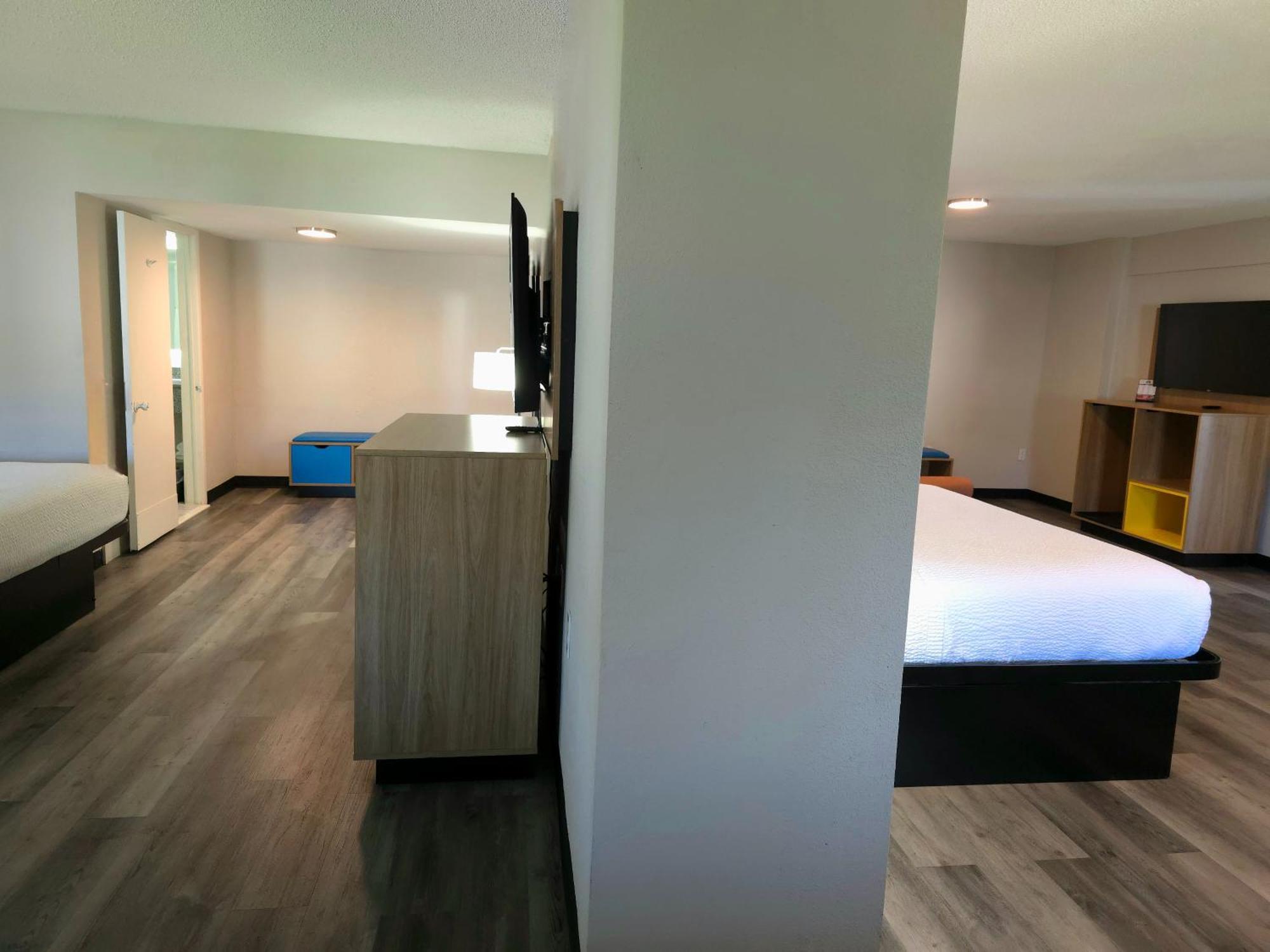 Days Inn And Suites By Wyndham Port Huron Bagian luar foto