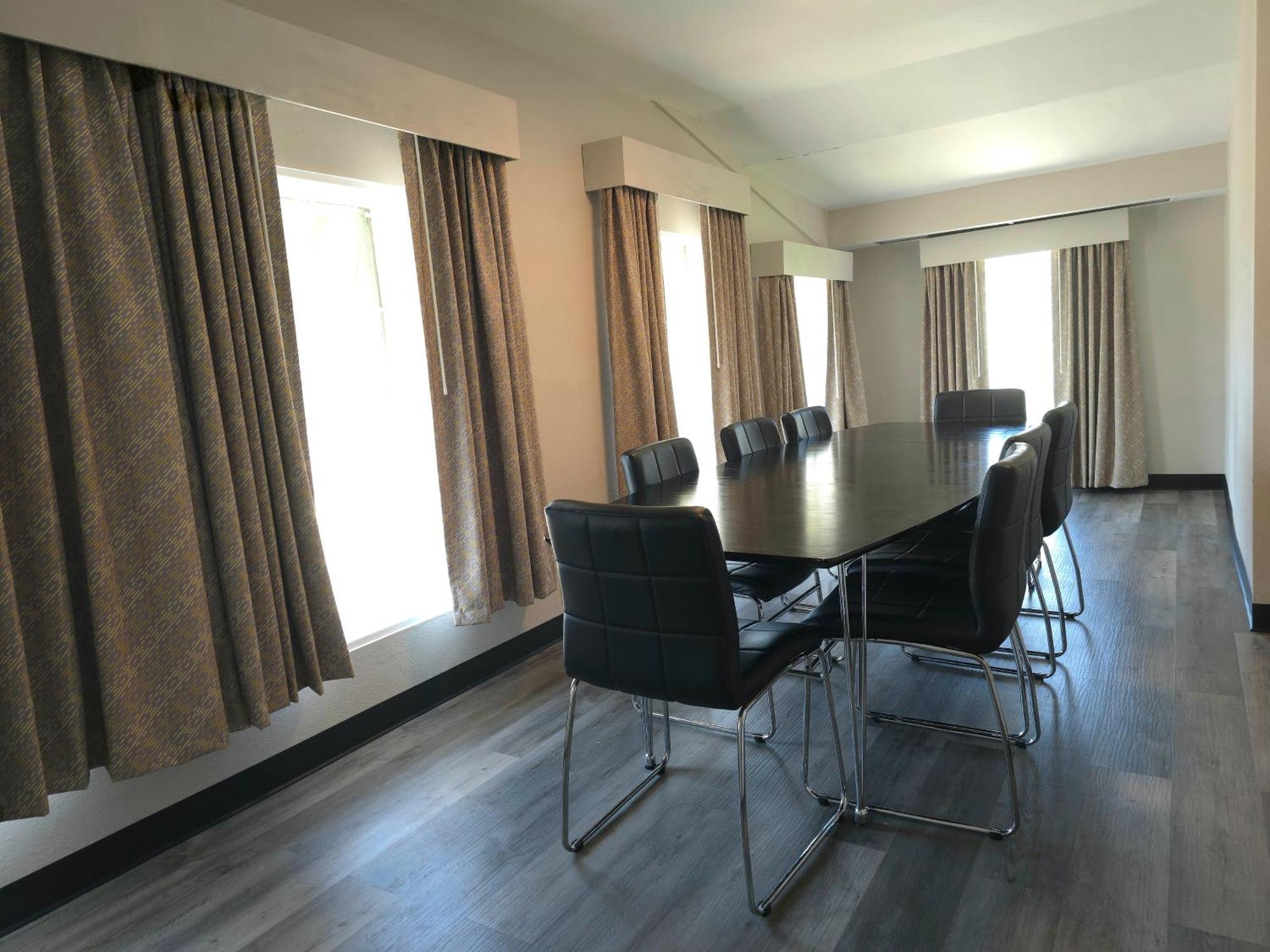 Days Inn And Suites By Wyndham Port Huron Bagian luar foto