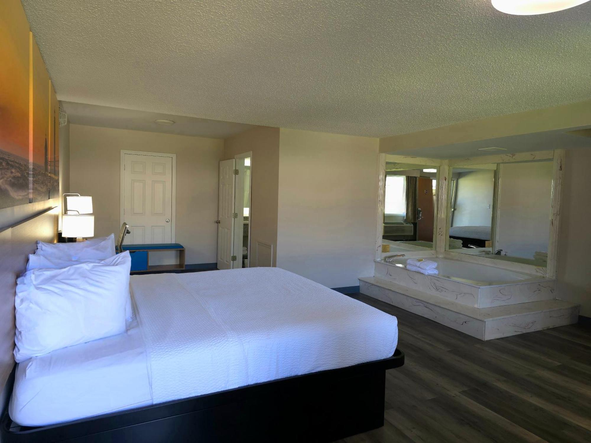 Days Inn And Suites By Wyndham Port Huron Bagian luar foto