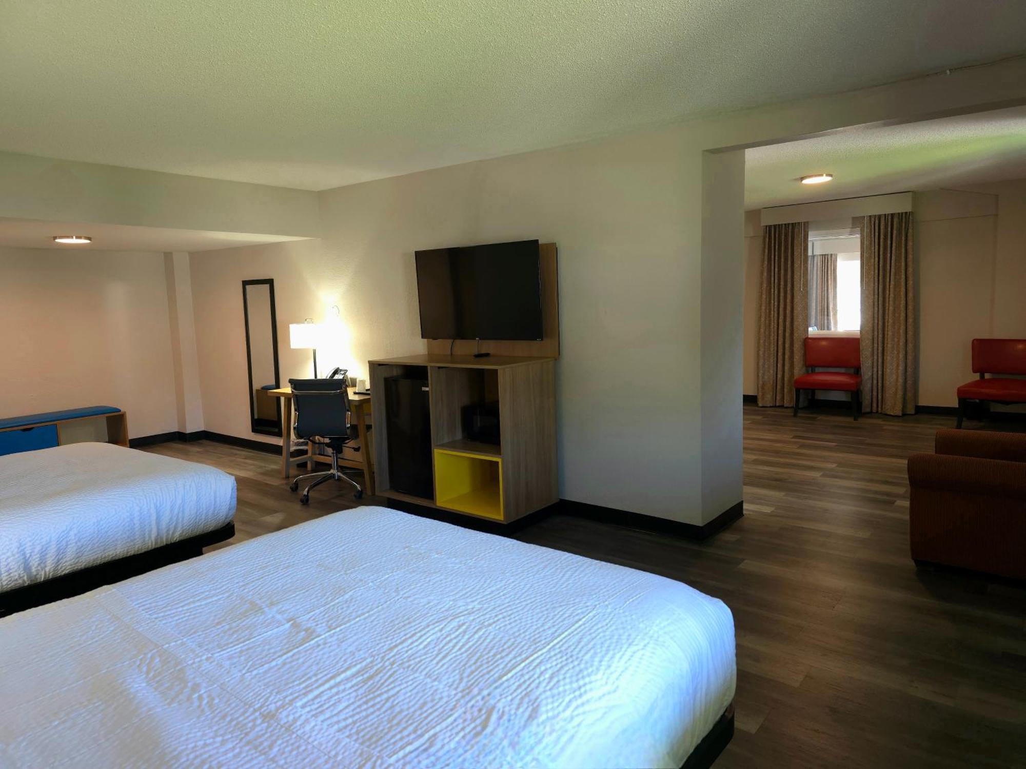 Days Inn And Suites By Wyndham Port Huron Bagian luar foto