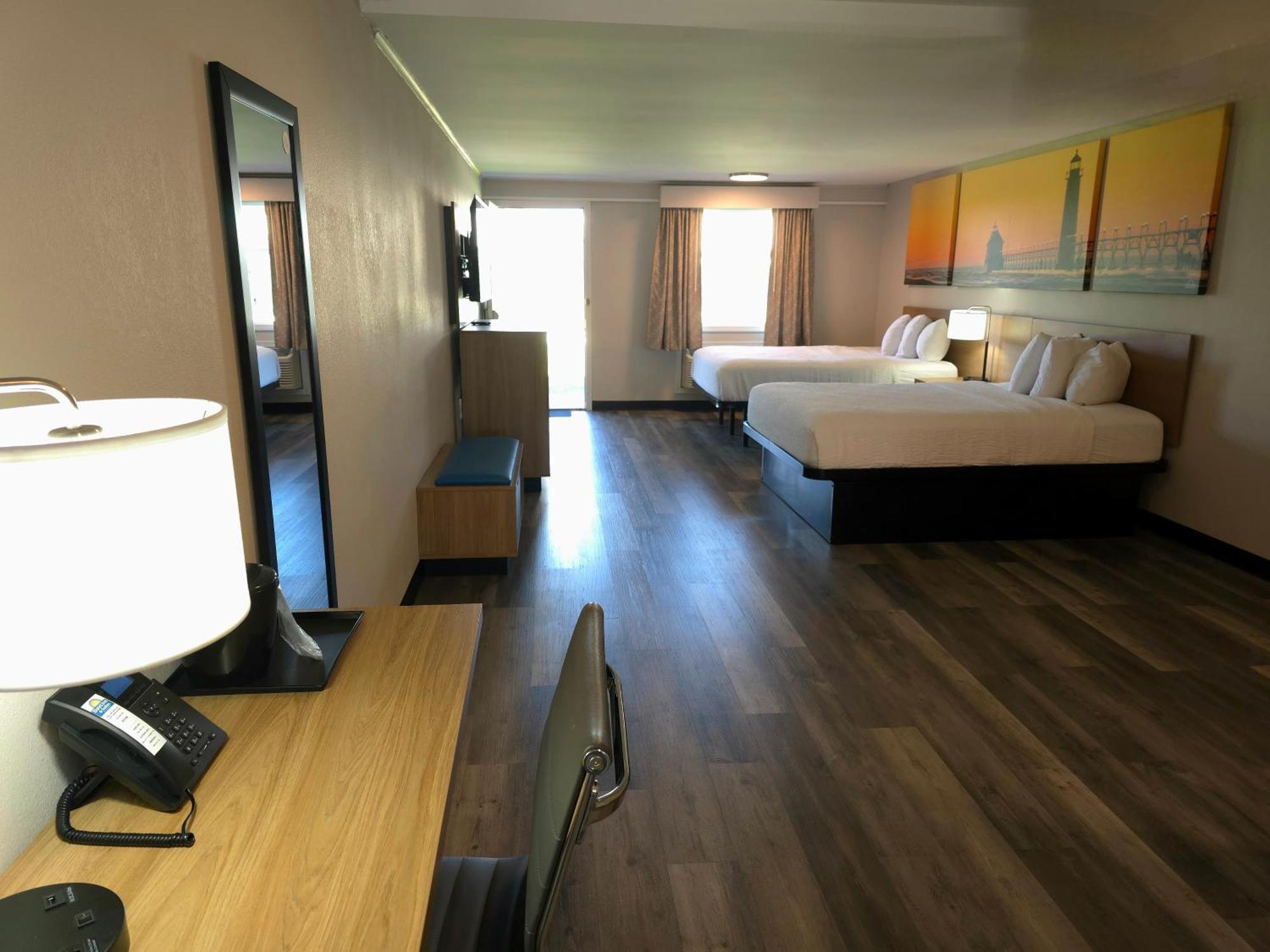 Days Inn And Suites By Wyndham Port Huron Bagian luar foto