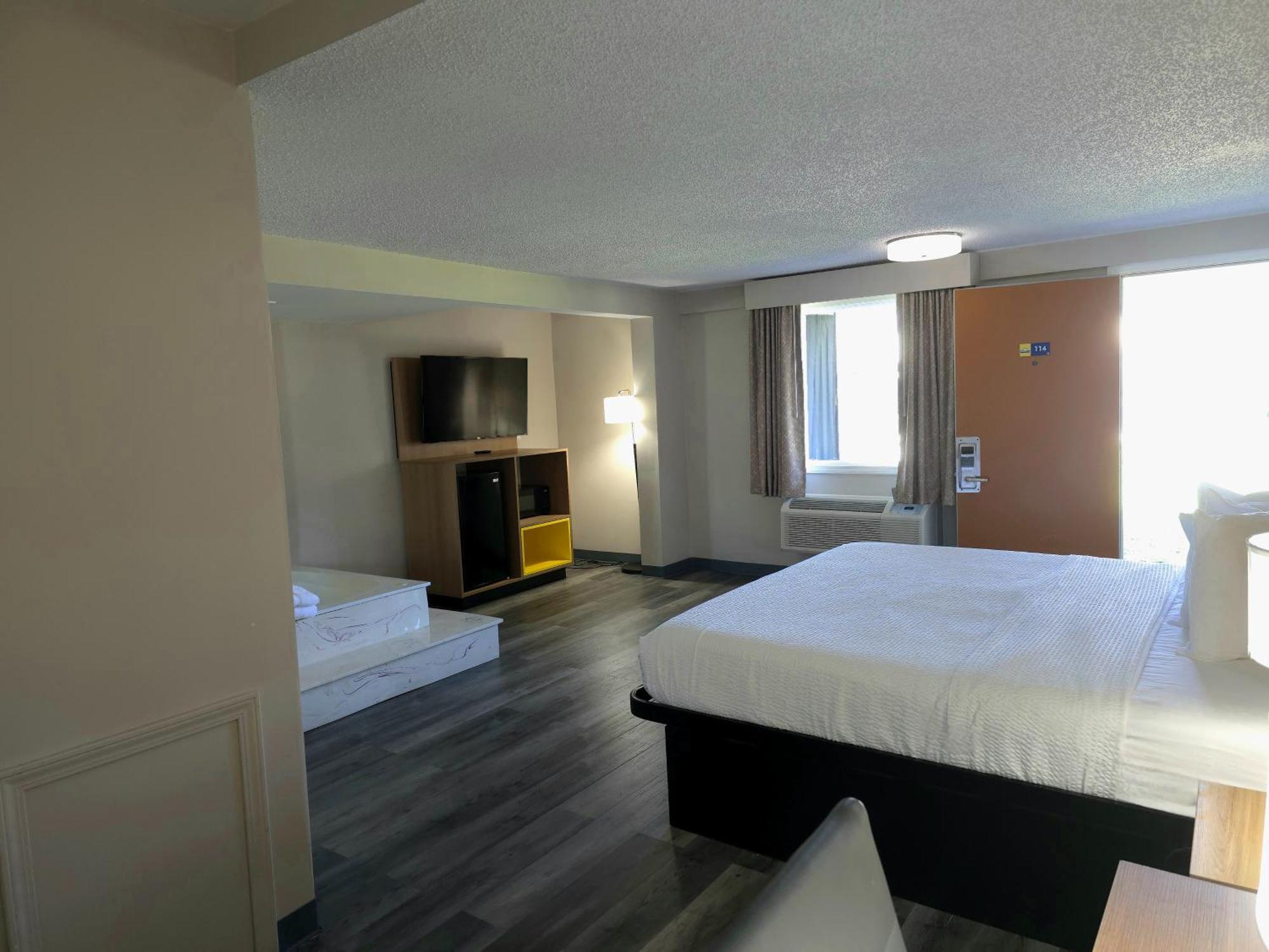 Days Inn And Suites By Wyndham Port Huron Bagian luar foto