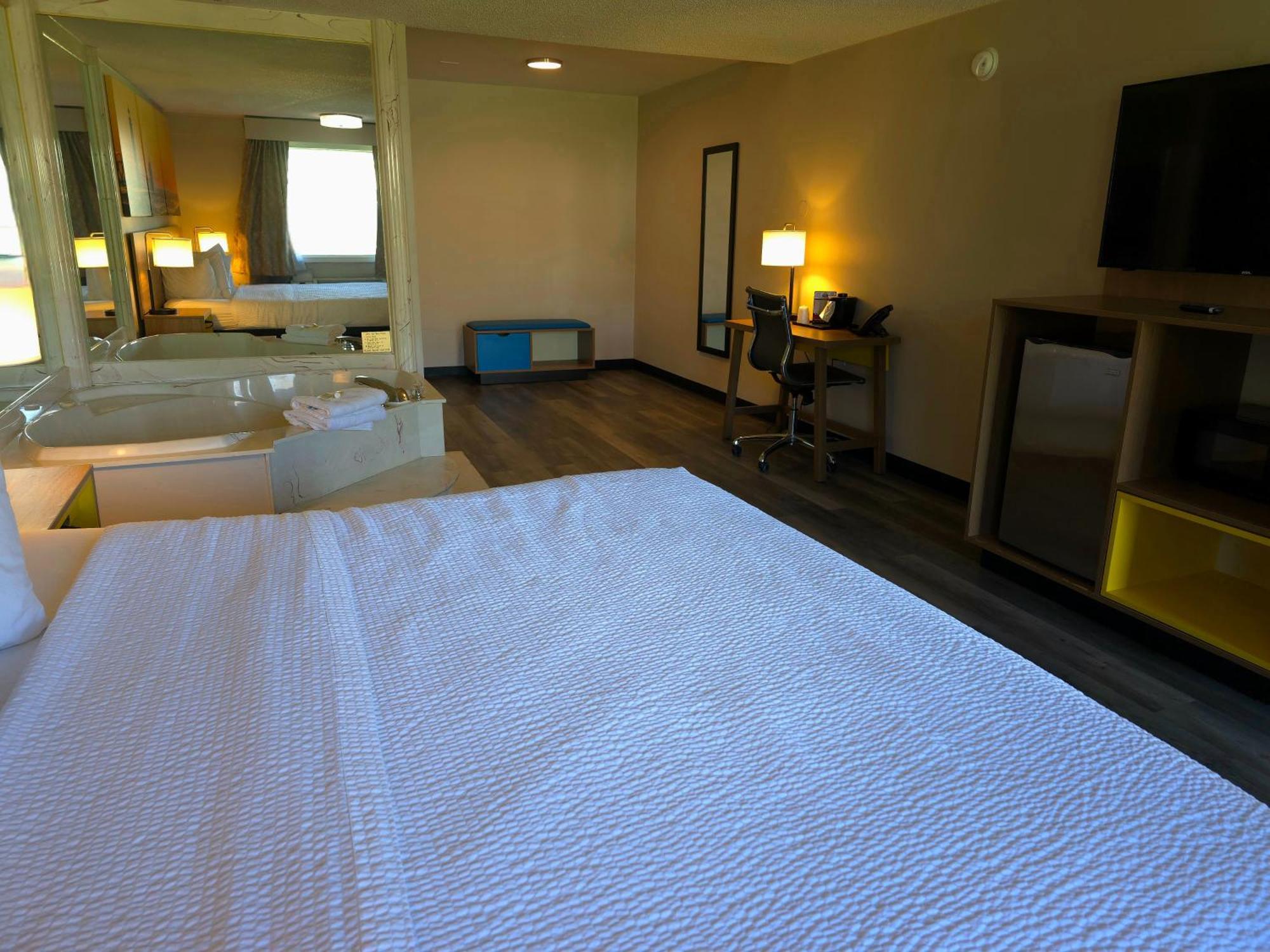 Days Inn And Suites By Wyndham Port Huron Bagian luar foto