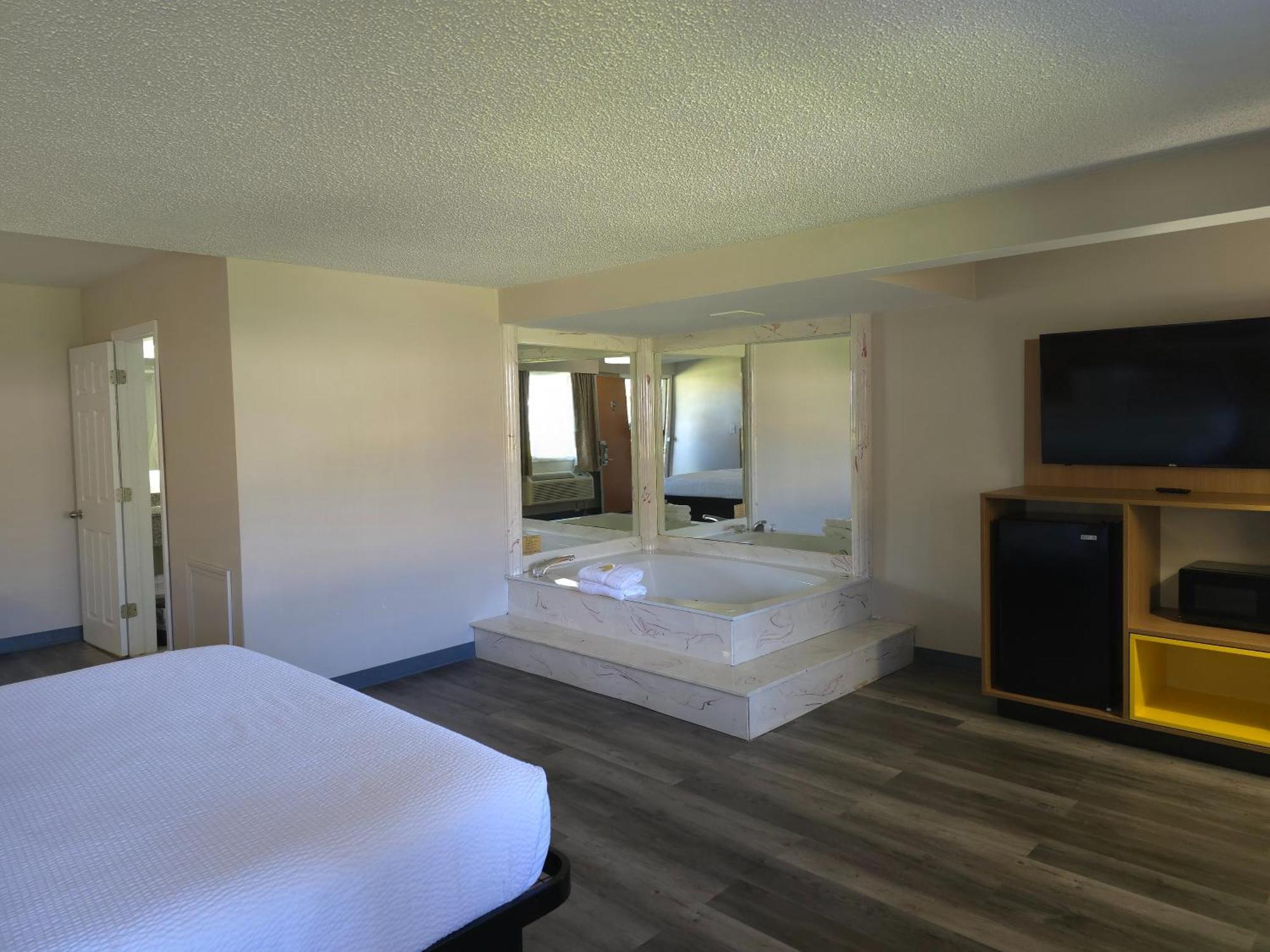 Days Inn And Suites By Wyndham Port Huron Bagian luar foto