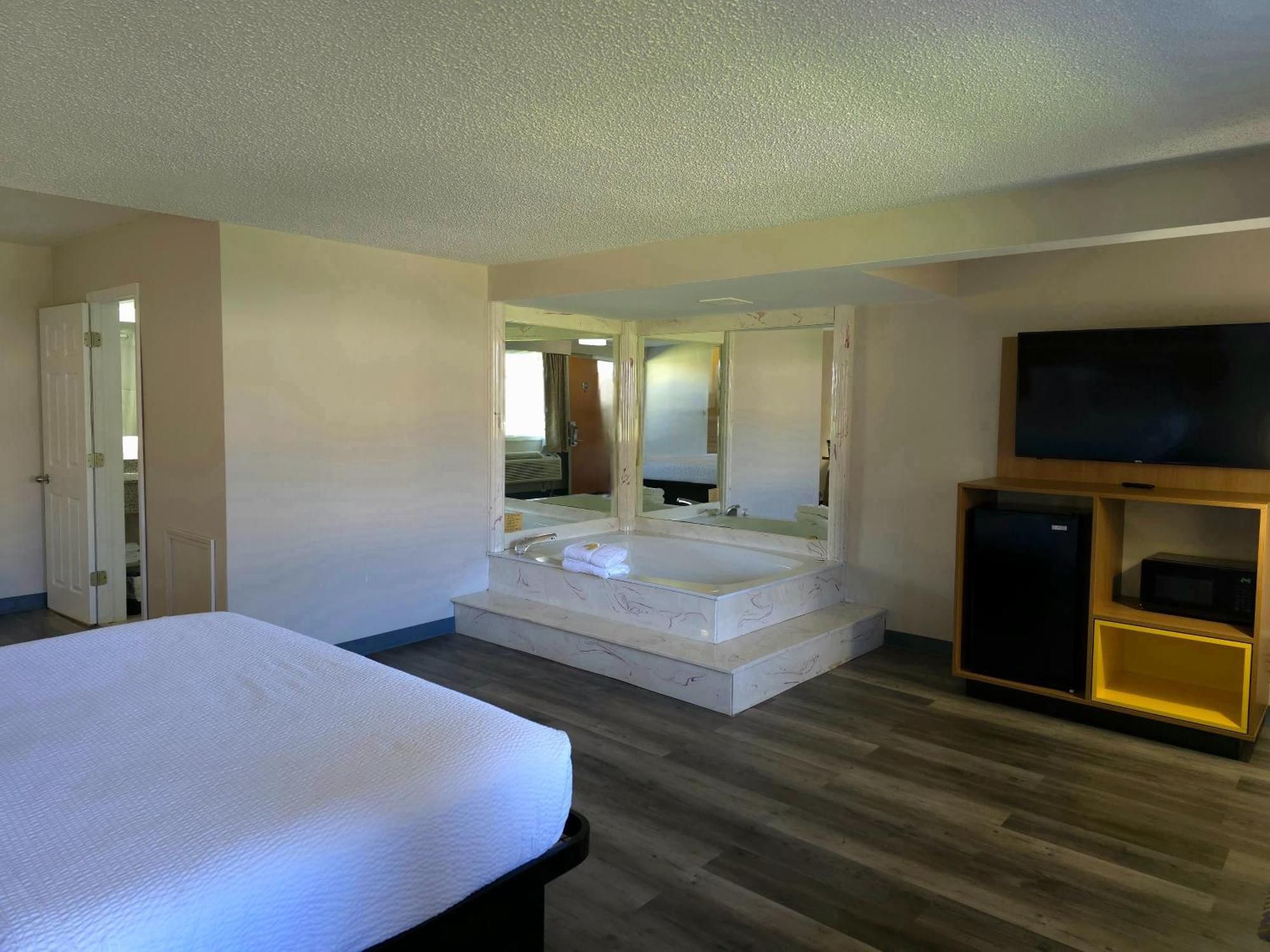 Days Inn And Suites By Wyndham Port Huron Bagian luar foto